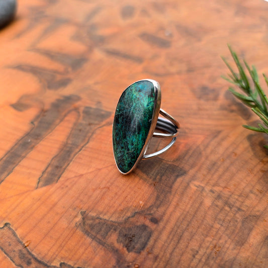 Triple shank sterling silver ring with azurite