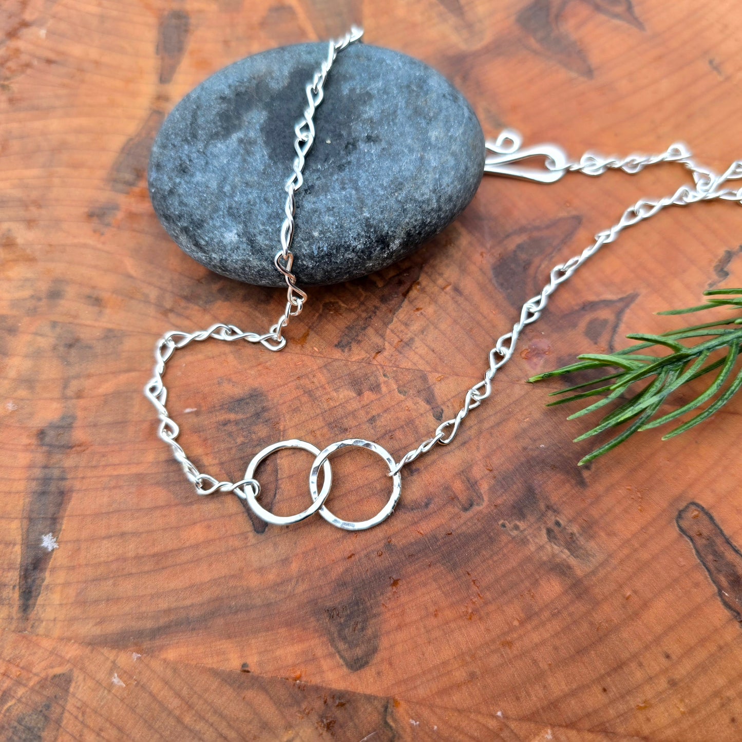 Interconnected circles short chain in sterling silver