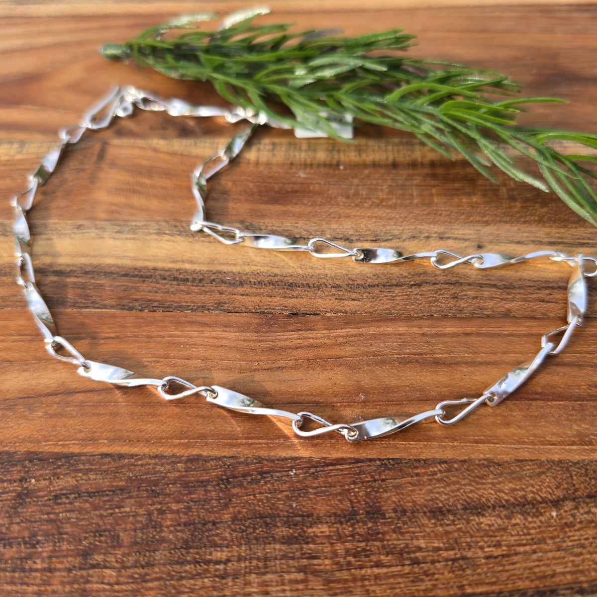 sterling silver shiny quarter twist short chain detailed view from front