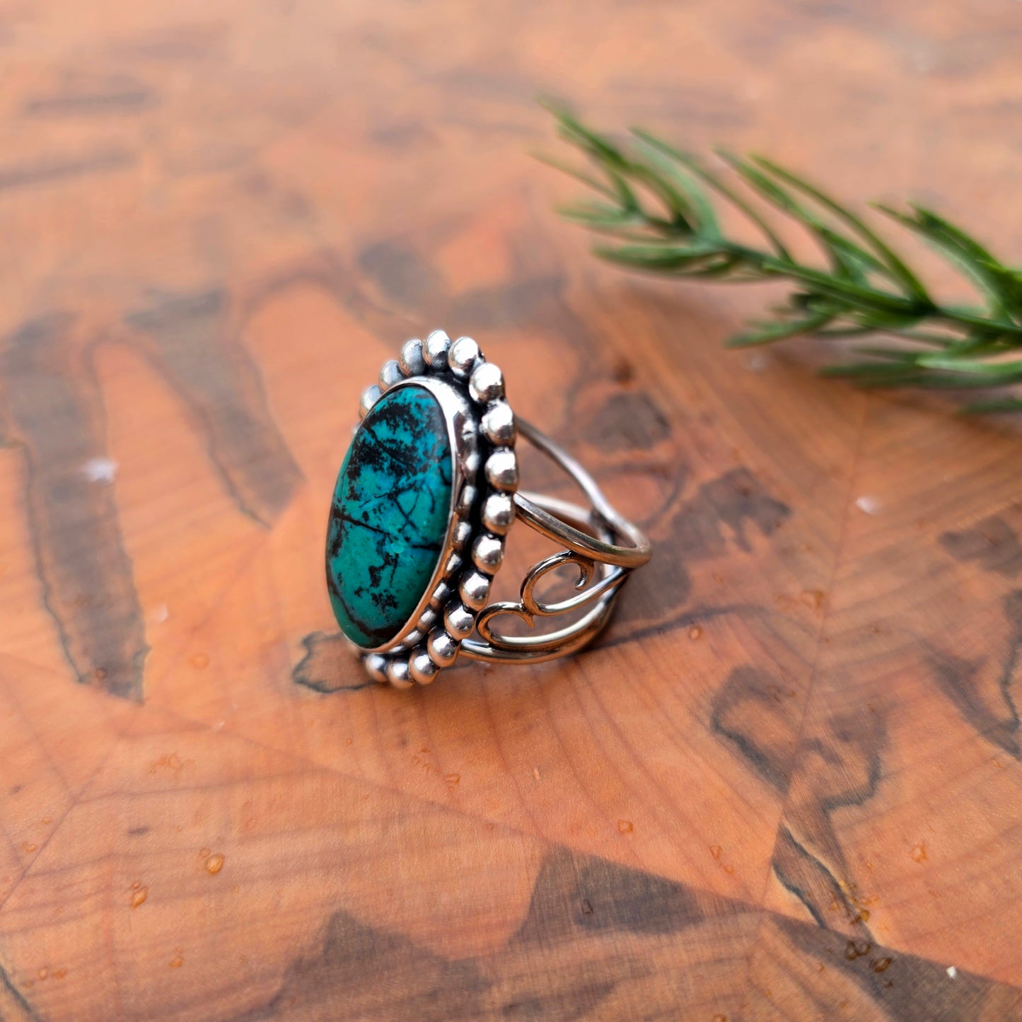 Decorative shank sterling silver ring with azurite