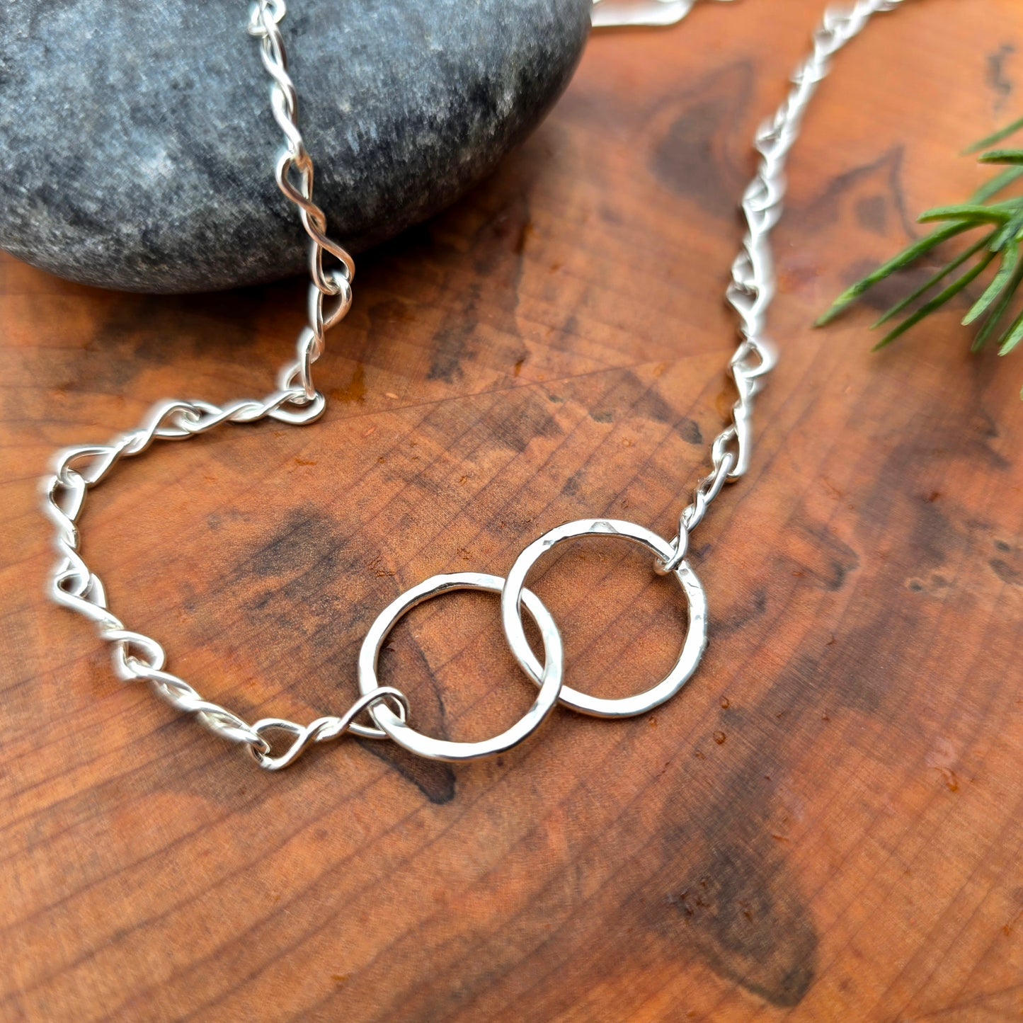 Interconnected circles short chain in sterling silver detail