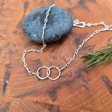 Load image into Gallery viewer, Interconnected circles short chain in sterling silver
