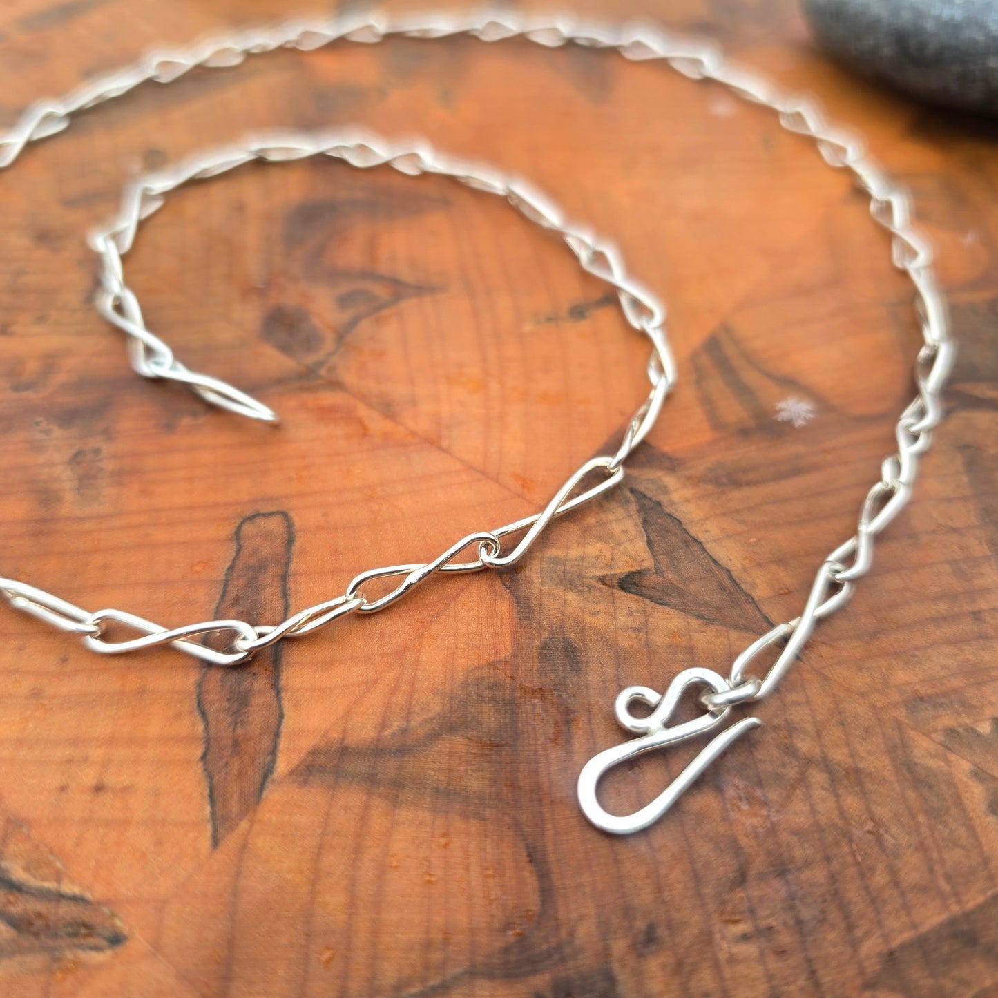 Shiny alternating single twist chain in sterling silver detail